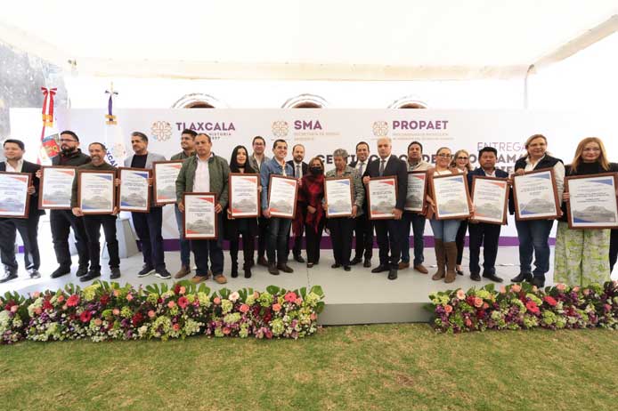 Encabeza Lorena Cuellar entrega de certificados de desarrollo sostenible