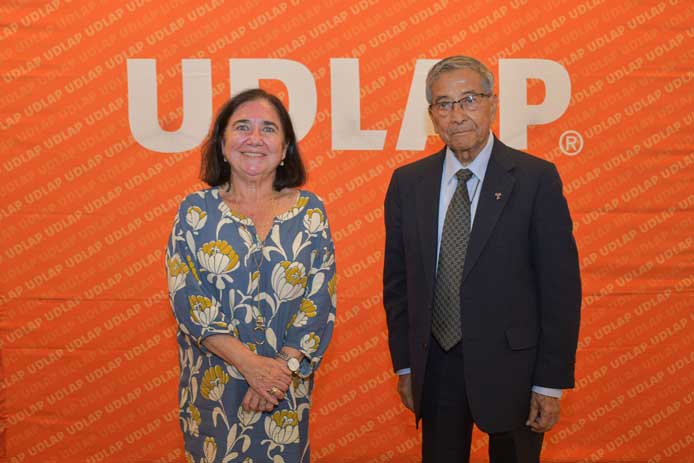 Directora del Archivo General de Indias dialoga con estudiantes y profesores de la UDLAP