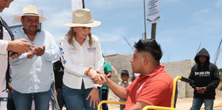 Entrega Paola Angon vialidad principal en San Gregorio Zacapechpan