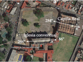 La iglesia conventual de San Gabriel Cholula y la Capilla Real o de Naturales tienen una orientación diferente entre sí (mediciones indicadas con las flechas blancas), pero también diferente a la orientación de la traza de la ciudad.