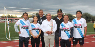 El presidente municipal de Amozoc, Severiano de la Rosa Romero, entrega uniformes a los primeros inscritos del Club Puebla Amozoc