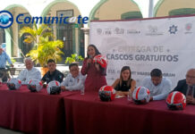 Tonantzin Fernández entrega cascos gratuitos a motociclistas de San Pedro Cholula