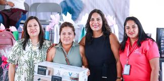 Lupita Cuautle reconoce a madres sanandreseñas con entrega de obsequios en escuelas