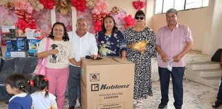 Severiano de la Rosa inicia festejos del Día de las Madres recorriendo el municipio de Amozoc