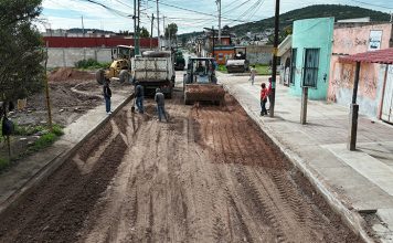Gobierno de Amozoc mejora caminos con trabajos de rastreo y nivelación