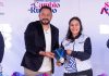 Presenta Lupita Cuautle playera y medalla de la carrera «Corre por las Juventudes 2026»