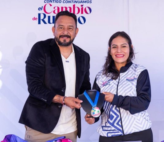 Presenta Lupita Cuautle playera y medalla de la carrera «Corre por las Juventudes 2026»