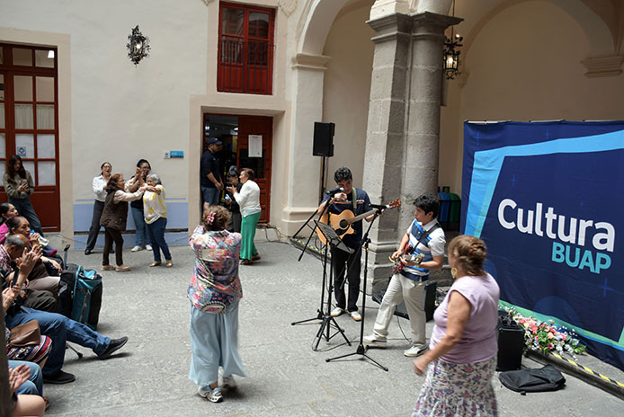 F Domingo Cultural
