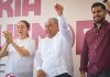Severiano de la Rosa recibe a Morena Puebla en asamblea informativa realizada en el Zócalo de Amozoc