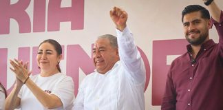 Severiano de la Rosa recibe a Morena Puebla en asamblea informativa realizada en el Zócalo de Amozoc