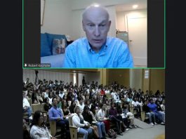 Dicta conferencia magistral el politólogo Robert Keohane a estudiantes de la BUAP