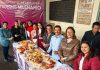 Tonantzin Fernández entrega pan, café y chilaquiles a peregrinos que acudieron al tradicional Trueque Milenario