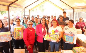 Impulsa Tonantzin Fernández educación de la niñez cholulteca con entrega de libros de texto