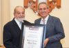 Entrega Pepe Chedraui reconocimiento de Visitante Distinguido a Carlos Slim