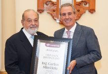 Entrega Pepe Chedraui reconocimiento de Visitante Distinguido a Carlos Slim