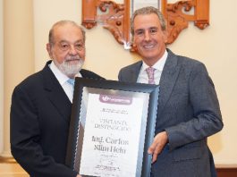 Entrega Pepe Chedraui reconocimiento de Visitante Distinguido a Carlos Slim