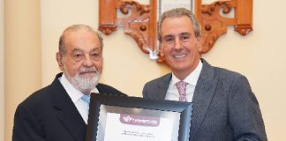 Entrega Pepe Chedraui reconocimiento de Visitante Distinguido a Carlos Slim