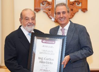 Entrega Pepe Chedraui reconocimiento de Visitante Distinguido a Carlos Slim