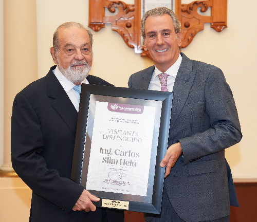 Entrega Pepe Chedraui reconocimiento de Visitante Distinguido a Carlos Slim